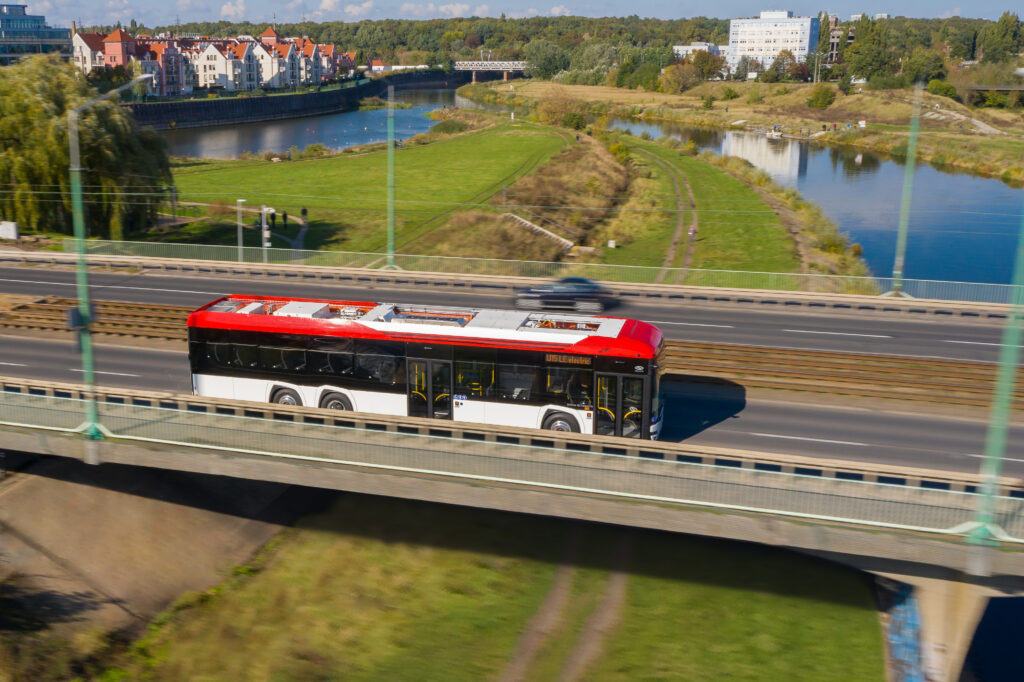 Urbino 15 LE electric wyjeżdża za miasto