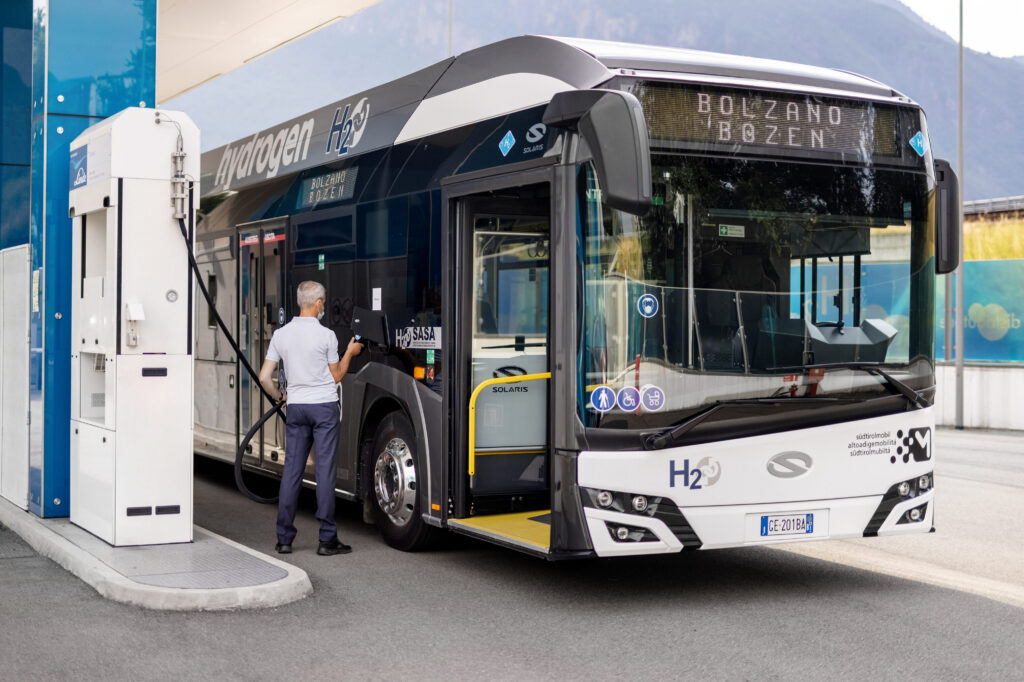 how does a hydrogen bus work